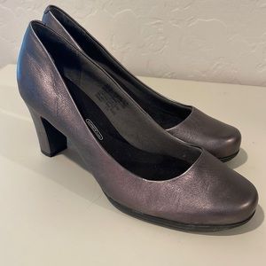 Rockport Walkability Heal. Gray Metallic. Comfortable women’s heel shoes.